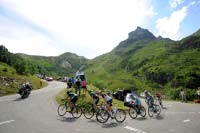 Radrennfahrer durchfahren eine Serpentine